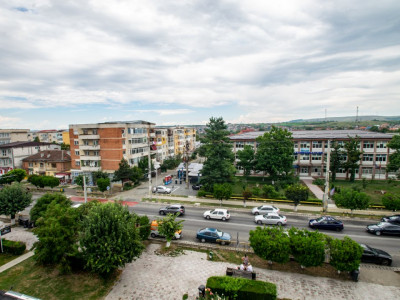 Apartament 3 camere, decomandat, central în Filiași