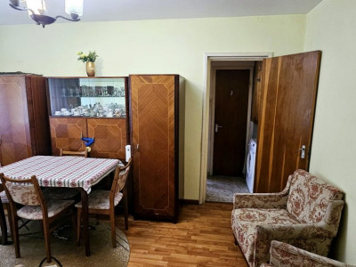 Apartament 3 camere,zona foarte cautata,pretabil investitie sau rezidential.