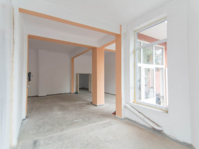 Spatiu comercial cu vad in zona pietei Mioveni. Comision 0%