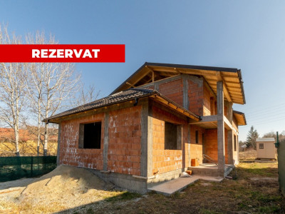 Casă la roșu de vânzare – 4 camere, 3 băi, teren 487 mp, zona Găvana