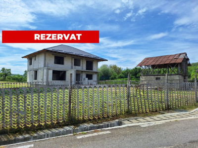 Casă zona Topoloveni  construcție solidă, teren 1460 mp, zona superba
