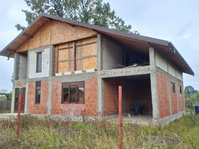Casă Suseni-Cersani construcție solidă, teren 578 mp, zona superba