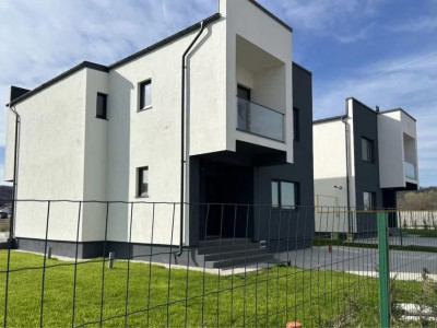Casă cu 4 camere în Micești la 10 min de Pitesti si 5 min de Mioveni-Arges!