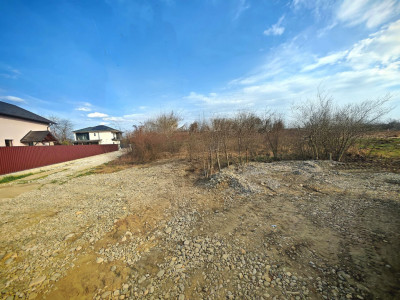 Teren intravilan 2273 mp in Pitesti pe strada Mateias