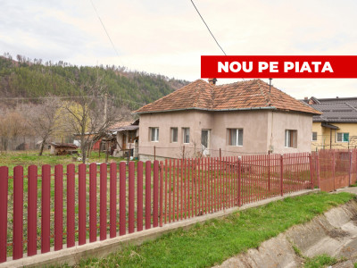 Casa in Leresti, la strada principala, cu rau in spate | teren 831 mp- Campulung