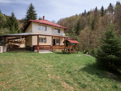 Casa de vacanta sau pensiune in Dâmbovicioara 5 camere, 5 bai, 6412 mp teren