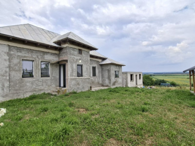 Casă complet renovată RATESTI, Tigveni – Argeș cu teren 1746 mp